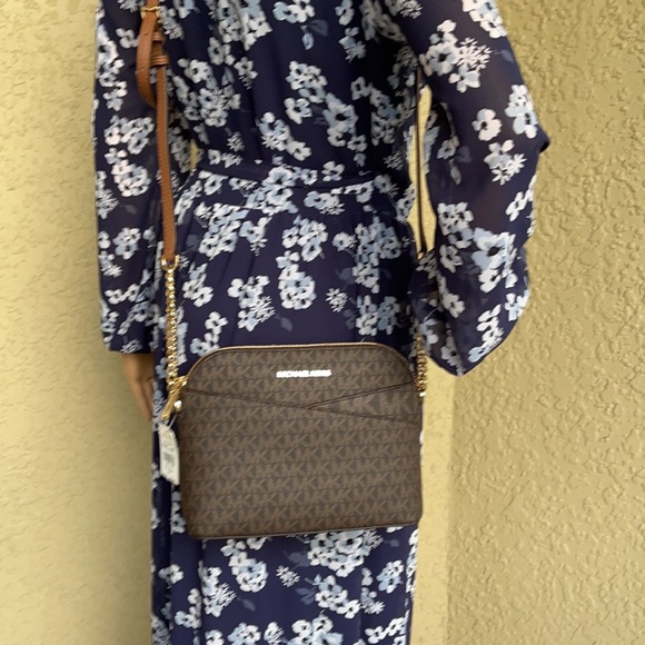 Michael Kors Jet Set Travel Medium Dome Crossbody - Picture 3 of 16